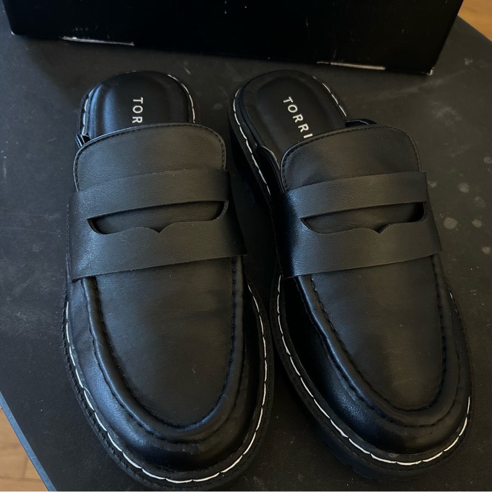 TORRID- SIZE 6WW 4F BLACK PU CHUNKY MULE